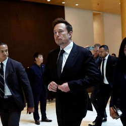Luhut: Starlink Masuk RI, Elon Musk ke IKN Pasang Internet