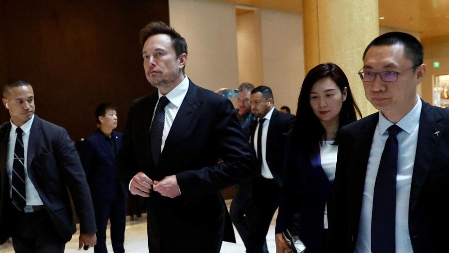 Chief Executive Officer Tesla Elon Musk berjalan di samping Wakil Presiden Senior Tesla Tom Zhu dan Wakil Presiden Grace Tao saat dia meninggalkan sebuah hotel di Beijing, China 31 Mei 2023. (REUTERS/Tingshu Wang)