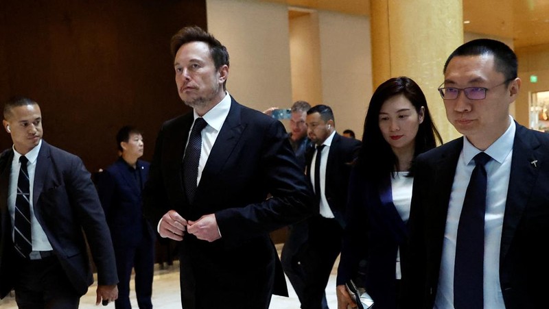 Chief Executive Officer Tesla Elon Musk masuk ke dalam mobil Tesla saat dia meninggalkan sebuah hotel di Beijing, China 31 Mei 2023. (REUTERS/Tingshu Wang)