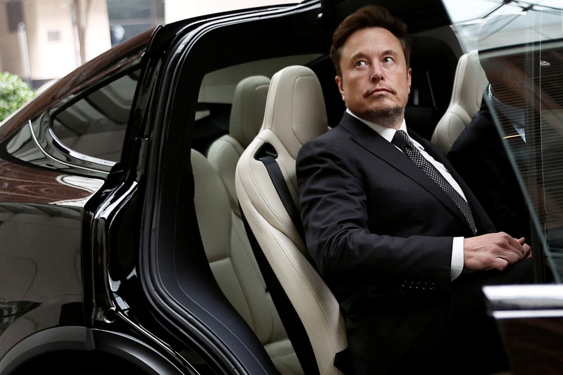 Chief Executive Officer Tesla Elon Musk masuk ke dalam mobil Tesla saat dia meninggalkan sebuah hotel di Beijing, China 31 Mei 2023. (REUTERS/Tingshu Wang)