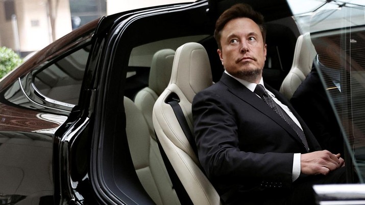 Chief Executive Officer Tesla Elon Musk masuk ke dalam mobil Tesla saat dia meninggalkan sebuah hotel di Beijing, China 31 Mei 2023. (REUTERS/Tingshu Wang)