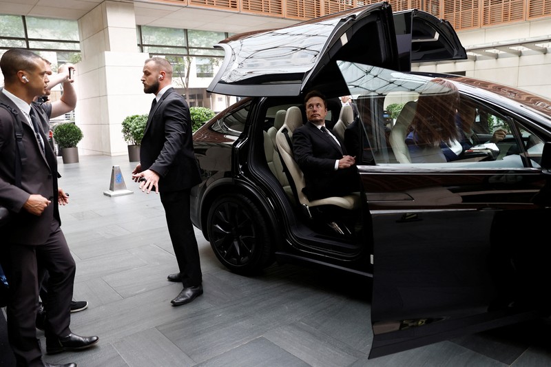 Chief Executive Officer Tesla Elon Musk masuk ke dalam mobil Tesla saat dia meninggalkan sebuah hotel di Beijing, China 31 Mei 2023. Chief Executive Officer Tesla Elon Musk masuk ke dalam mobil Tesla saat dia meninggalkan sebuah hotel di Beijing, China 31 Mei 2023. (REUTERS/Tingshu Wang)