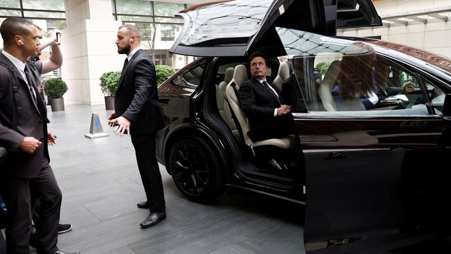 Chief Executive Officer Tesla Elon Musk masuk ke dalam mobil Tesla saat dia meninggalkan sebuah hotel di Beijing, China 31 Mei 2023. (REUTERS/Tingshu Wang)