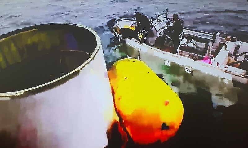 Orang-orang menonton layar televisi yang menayangkan siaran berita dengan rekaman file peluncuran roket Korea Utara, di Stasiun Kereta Api Seoul di Seoul pada 31 Mei 2023. Korea Utara meluncurkan satelit mata-mata yang diklaim pada 31 Mei, kata militer Korea Selatan, memicu kebingungan di Seoul sebagai kota secara singkat mengeluarkan peringatan evakuasi karena kesalahan. (JUNG YEON-JE/AFP via Getty Images)