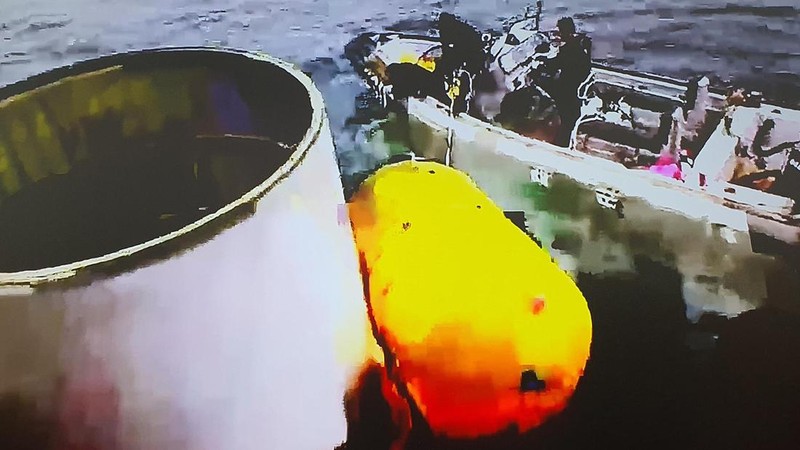 Orang-orang menonton layar televisi yang menayangkan siaran berita dengan rekaman file peluncuran roket Korea Utara, di Stasiun Kereta Api Seoul di Seoul pada 31 Mei 2023. Korea Utara meluncurkan satelit mata-mata yang diklaim pada 31 Mei, kata militer Korea Selatan, memicu kebingungan di Seoul sebagai kota secara singkat mengeluarkan peringatan evakuasi karena kesalahan. (JUNG YEON-JE/AFP via Getty Images)