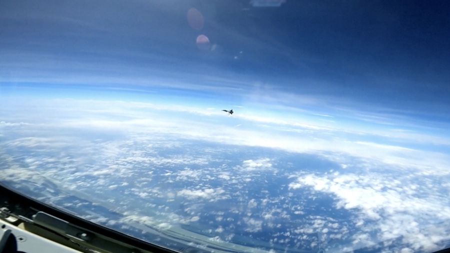 Dalam gambar dari video yang disediakan oleh Angkatan Laut AS ini, sebuah pesawat tempur J-16 China terbang dengan agresif di dekat pesawat RC-135 AS yang terbang di wilayah udara internasional di atas Laut China Selatan pada Jumat, 26 Mei 2023. (U.S. Navy via AP)