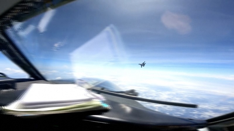 United States China Jets Intercept Dalam gambar dari video yang disediakan oleh Angkatan Laut AS ini, sebuah pesawat tempur J-16 China terbang dengan agresif di dekat pesawat RC-135 AS yang terbang di wilayah udara internasional di atas Laut China Selatan pada Jumat, 26 Mei 2023. (U.S. Navy via AP)