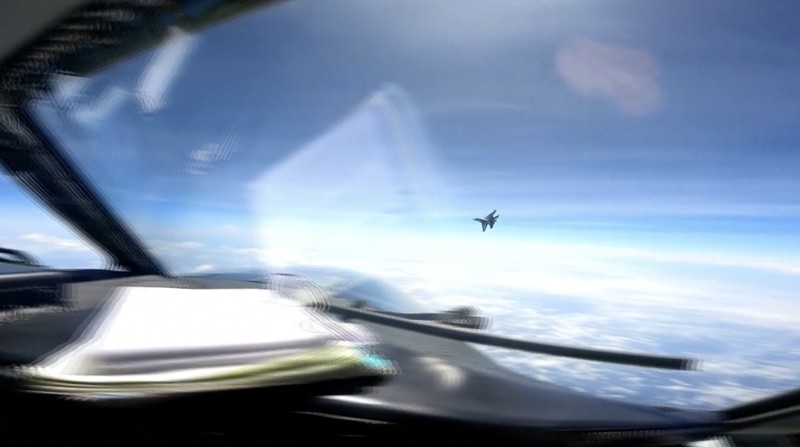 United States China Jets Intercept Dalam gambar dari video yang disediakan oleh Angkatan Laut AS ini, sebuah pesawat tempur J-16 China terbang dengan agresif di dekat pesawat RC-135 AS yang terbang di wilayah udara internasional di atas Laut China Selatan pada Jumat, 26 Mei 2023. (U.S. Navy via AP)