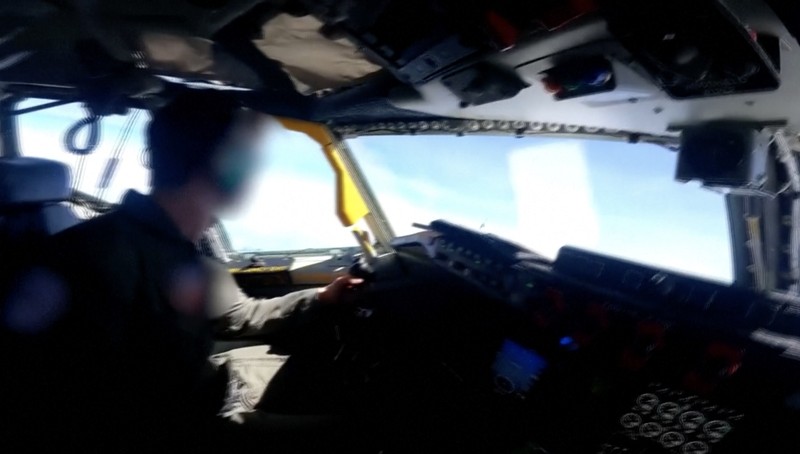 United States China Jets Intercept Dalam gambar dari video yang disediakan oleh Angkatan Laut AS ini, sebuah pesawat tempur J-16 China terbang dengan agresif di dekat pesawat RC-135 AS yang terbang di wilayah udara internasional di atas Laut China Selatan pada Jumat, 26 Mei 2023. (U.S. Navy via AP)