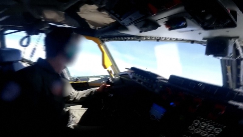 Dalam gambar dari video yang disediakan oleh Angkatan Laut AS ini, sebuah pesawat tempur J-16 China terbang dengan agresif di dekat pesawat RC-135 AS yang terbang di wilayah udara internasional di atas Laut China Selatan pada Jumat, 26 Mei 2023. (U.S. Navy via AP)