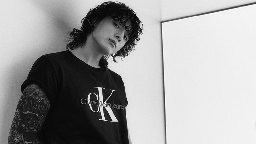 Jung Kook personil BTS mengenakan produk calvin klein. (Tangkapan Layar Instagram @calvinklein)
