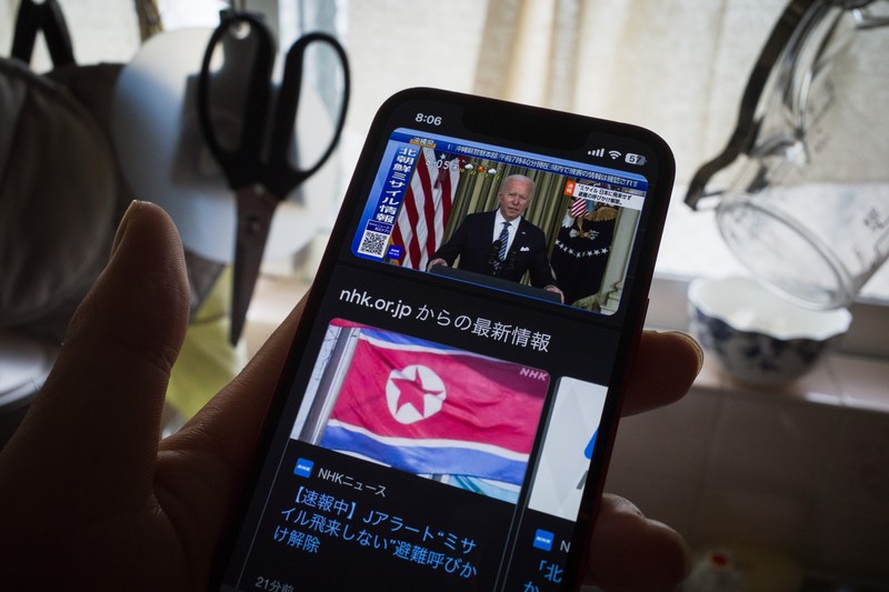 Orang-orang menonton layar televisi yang menayangkan siaran berita dengan rekaman file peluncuran roket Korea Utara, di Stasiun Kereta Api Seoul di Seoul pada 31 Mei 2023. Korea Utara meluncurkan satelit mata-mata yang diklaim pada 31 Mei, kata militer Korea Selatan, memicu kebingungan di Seoul sebagai kota secara singkat mengeluarkan peringatan evakuasi karena kesalahan. (JUNG YEON-JE/AFP via Getty Images)