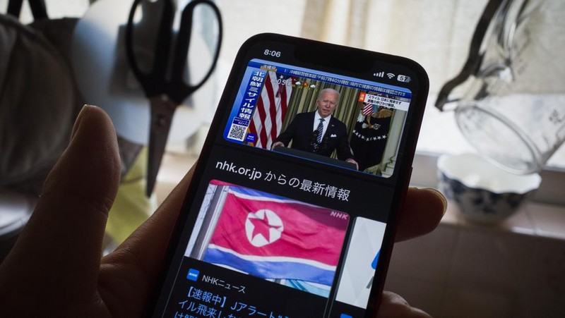 Orang-orang menonton layar televisi yang menayangkan siaran berita dengan rekaman file peluncuran roket Korea Utara, di Stasiun Kereta Api Seoul di Seoul pada 31 Mei 2023. Korea Utara meluncurkan satelit mata-mata yang diklaim pada 31 Mei, kata militer Korea Selatan, memicu kebingungan di Seoul sebagai kota secara singkat mengeluarkan peringatan evakuasi karena kesalahan. (JUNG YEON-JE/AFP via Getty Images)