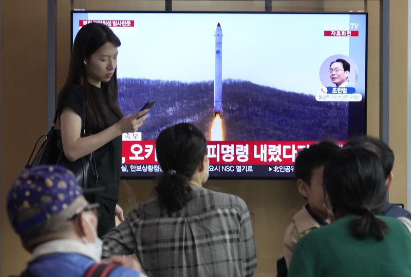 Orang-orang menonton layar televisi yang menayangkan siaran berita dengan rekaman file peluncuran roket Korea Utara, di Stasiun Kereta Api Seoul di Seoul pada 31 Mei 2023. Orang-orang menonton layar televisi yang menayangkan siaran berita dengan rekaman file peluncuran roket Korea Utara, di Stasiun Kereta Api Seoul di Seoul pada 31 Mei 2023. Korea Utara meluncurkan satelit mata-mata yang diklaim pada 31 Mei, kata militer Korea Selatan, memicu kebingungan di Seoul sebagai kota secara singkat mengeluarkan peringatan evakuasi karena kesalahan. (JUNG YEON-JE/AFP via Getty Images)