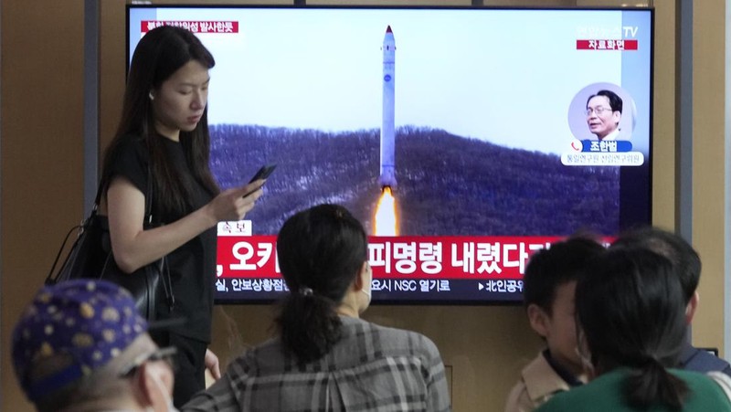 Orang-orang menonton layar televisi yang menayangkan siaran berita dengan rekaman file peluncuran roket Korea Utara, di Stasiun Kereta Api Seoul di Seoul pada 31 Mei 2023. Korea Utara meluncurkan satelit mata-mata yang diklaim pada 31 Mei, kata militer Korea Selatan, memicu kebingungan di Seoul sebagai kota secara singkat mengeluarkan peringatan evakuasi karena kesalahan. (JUNG YEON-JE/AFP via Getty Images)