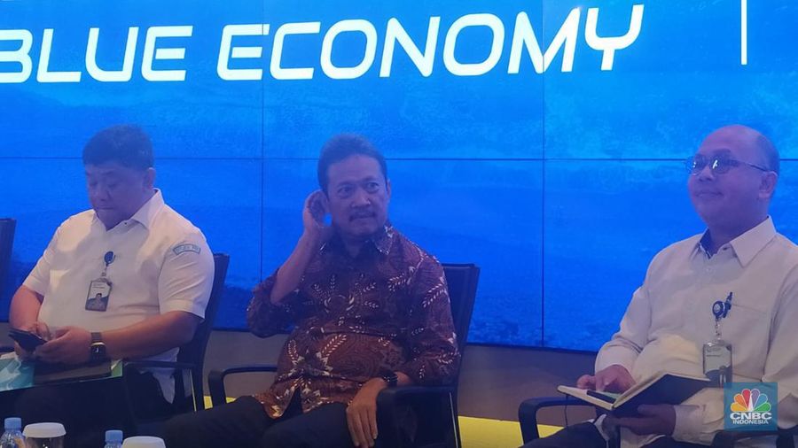 Menteri Kelautan dan Perikanan, Sakti Wahyu Trenggono dalam Konferensi Pers Pengelolaan Hasil Sedimentasi di Laut pada (31/5/2023). (CNBC Indonesia/Martyasari Rizky)