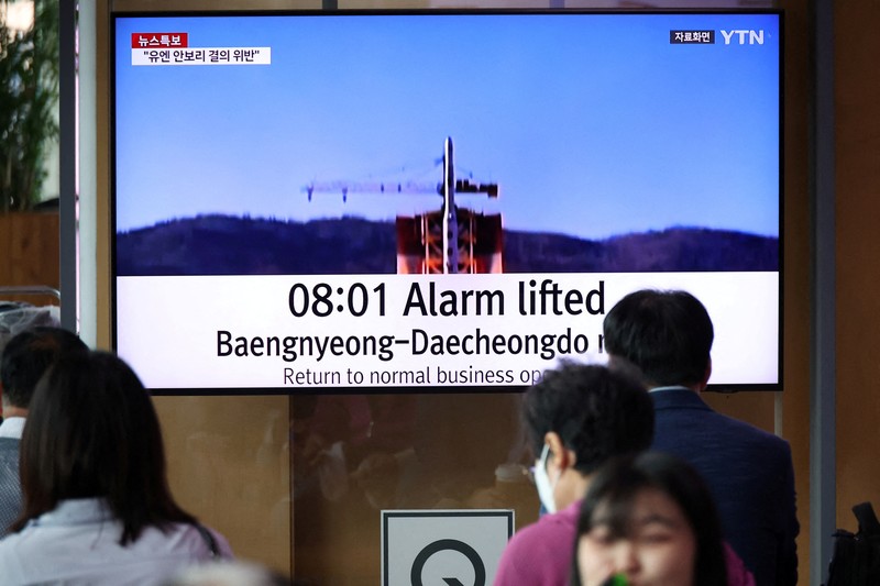 NORTHKOREA-SATELLITE/ FILE PHOTO: People watch a TV broadcasting a news report on North Korea firing what it called a space satellite toward the south, in Seoul, South Korea, May 31, 2023. REUTERS/Kim Hong-Ji/File Photo
