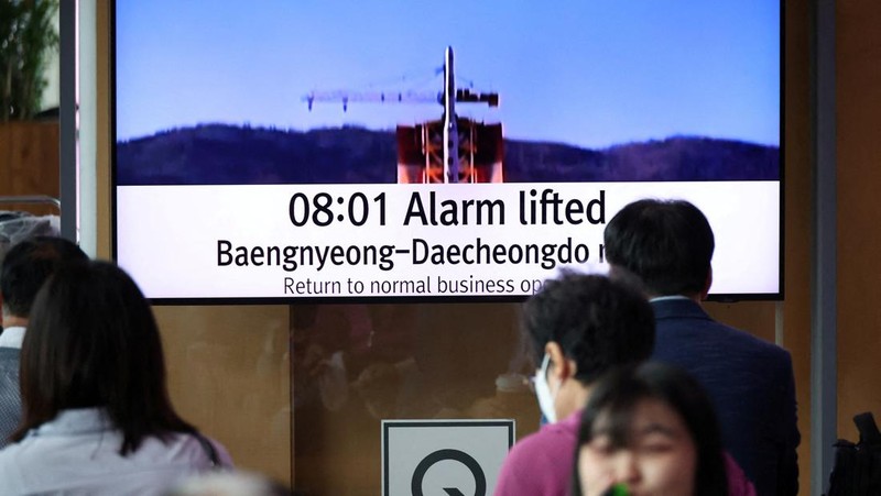 FILE PHOTO: People watch a TV broadcasting a news report on North Korea firing what it called a space satellite toward the south, in Seoul, South Korea, May 31, 2023. REUTERS/Kim Hong-Ji/File Photo