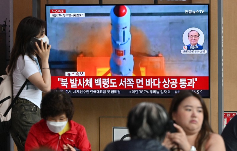 Orang-orang menonton layar televisi yang menayangkan siaran berita dengan rekaman file peluncuran roket Korea Utara, di Stasiun Kereta Api Seoul di Seoul pada 31 Mei 2023. Orang-orang menonton layar televisi yang menayangkan siaran berita dengan rekaman file peluncuran roket Korea Utara, di Stasiun Kereta Api Seoul di Seoul pada 31 Mei 2023. Korea Utara meluncurkan satelit mata-mata yang diklaim pada 31 Mei, kata militer Korea Selatan, memicu kebingungan di Seoul sebagai kota secara singkat mengeluarkan peringatan evakuasi karena kesalahan. (JUNG YEON-JE/AFP via Getty Images)