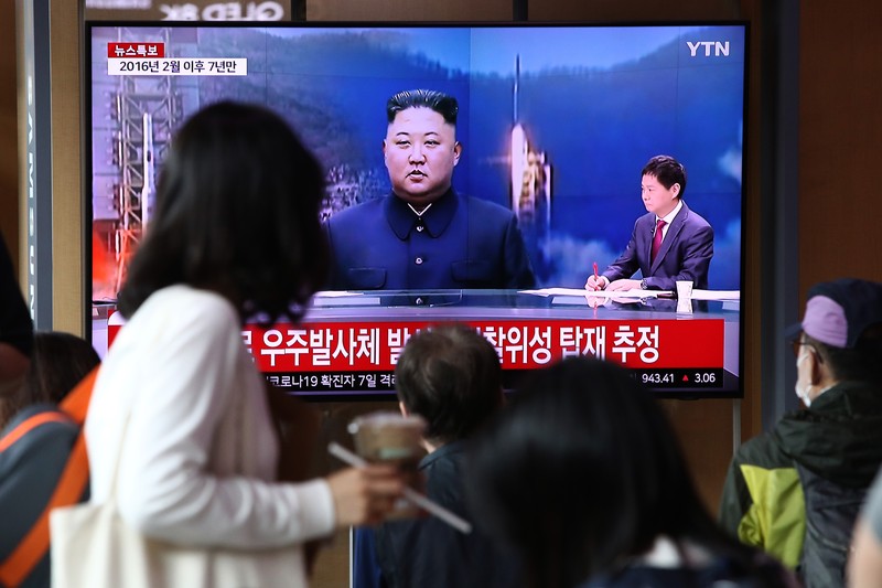 Orang-orang menonton layar televisi yang menayangkan siaran berita dengan rekaman file peluncuran roket Korea Utara, di Stasiun Kereta Api Seoul di Seoul pada 31 Mei 2023. Orang-orang menonton layar televisi yang menayangkan siaran berita dengan rekaman file peluncuran roket Korea Utara, di Stasiun Kereta Api Seoul di Seoul pada 31 Mei 2023. Korea Utara meluncurkan satelit mata-mata yang diklaim pada 31 Mei, kata militer Korea Selatan, memicu kebingungan di Seoul sebagai kota secara singkat mengeluarkan peringatan evakuasi karena kesalahan. (JUNG YEON-JE/AFP via Getty Images)