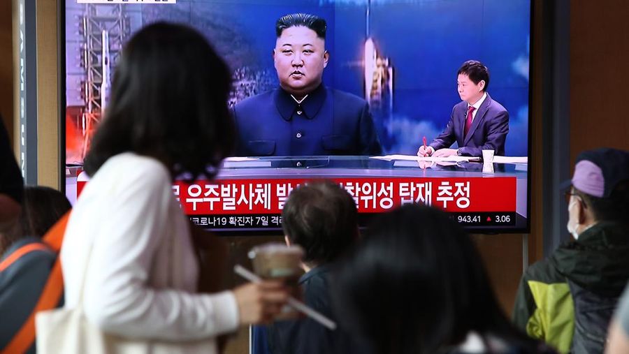 Orang-orang menonton siaran televisi yang memperlihatkan gambar file peluncuran roket Korea Utara di Stasiun Kereta Api Seoul pada 31 Mei 2023 di Seoul, Korea Selatan. Korea Utara menembakkan apa yang diklaimnya sebagai 