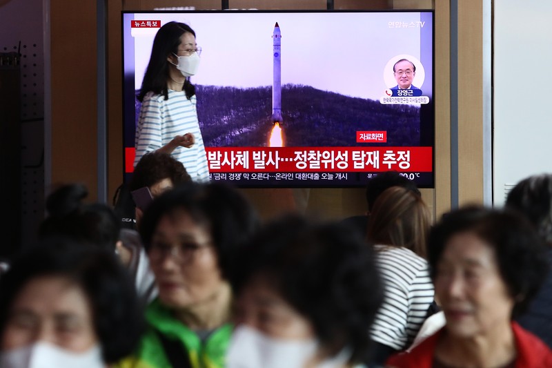 Orang-orang menonton layar televisi yang menayangkan siaran berita dengan rekaman file peluncuran roket Korea Utara, di Stasiun Kereta Api Seoul di Seoul pada 31 Mei 2023. Orang-orang menonton layar televisi yang menayangkan siaran berita dengan rekaman file peluncuran roket Korea Utara, di Stasiun Kereta Api Seoul di Seoul pada 31 Mei 2023. Korea Utara meluncurkan satelit mata-mata yang diklaim pada 31 Mei, kata militer Korea Selatan, memicu kebingungan di Seoul sebagai kota secara singkat mengeluarkan peringatan evakuasi karena kesalahan. (JUNG YEON-JE/AFP via Getty Images)