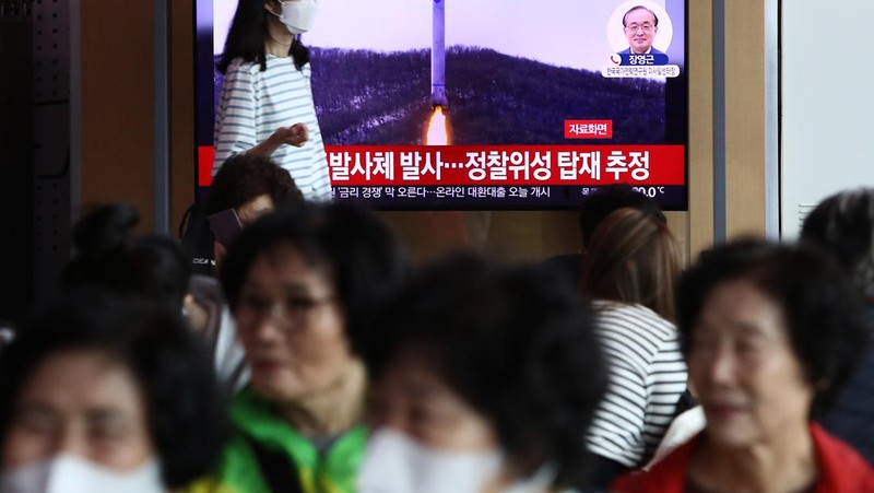 Orang-orang menonton layar televisi yang menayangkan siaran berita dengan rekaman file peluncuran roket Korea Utara, di Stasiun Kereta Api Seoul di Seoul pada 31 Mei 2023. Korea Utara meluncurkan satelit mata-mata yang diklaim pada 31 Mei, kata militer Korea Selatan, memicu kebingungan di Seoul sebagai kota secara singkat mengeluarkan peringatan evakuasi karena kesalahan. (JUNG YEON-JE/AFP via Getty Images)