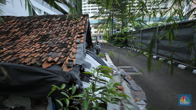 Kondisi Rumah Tua, yang Ada di Dalam Apartemen Mewah (CNBC Indonesia/Andrean Kristianto) Kondisi Rumah Tua, yang Ada di Dalam Apartemen Mewah (CNBC Indonesia/Andrean Kristianto)
