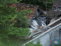 Potret Rumah Usang di Tengah Apartemen Megah Jakarta