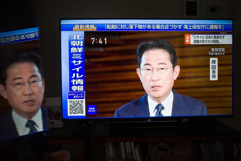 Orang-orang menonton layar televisi yang menayangkan siaran berita dengan rekaman file peluncuran roket Korea Utara, di Stasiun Kereta Api Seoul di Seoul pada 31 Mei 2023. Orang-orang menonton layar televisi yang menayangkan siaran berita dengan rekaman file peluncuran roket Korea Utara, di Stasiun Kereta Api Seoul di Seoul pada 31 Mei 2023. Korea Utara meluncurkan satelit mata-mata yang diklaim pada 31 Mei, kata militer Korea Selatan, memicu kebingungan di Seoul sebagai kota secara singkat mengeluarkan peringatan evakuasi karena kesalahan. (JUNG YEON-JE/AFP via Getty Images)