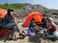 Potret Aksi Kemah di Gunungan Sampah TPA Cipayung Overload