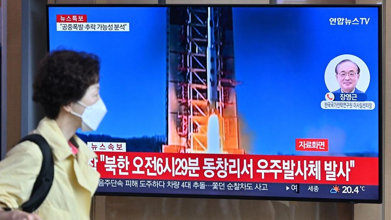 Orang-orang menonton layar televisi yang menayangkan siaran berita dengan rekaman file peluncuran roket Korea Utara, di Stasiun Kereta Api Seoul di Seoul pada 31 Mei 2023. Korea Utara meluncurkan satelit mata-mata yang diklaim pada 31 Mei, kata militer Korea Selatan, memicu kebingungan di Seoul sebagai kota secara singkat mengeluarkan peringatan evakuasi karena kesalahan. (JUNG YEON-JE/AFP via Getty Images)