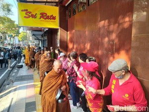 Mengenal Tradisi Pindapata Jelang Hari Raya Tri Suci Waisak