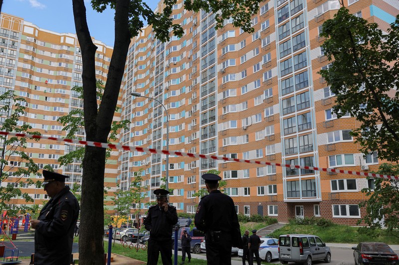 UKRAINE-CRISIS/ATTACK-MOSCOW Workers repair damage on the roof of a multi-storey apartment block following a reported drone attack in Moscow, Russia, May 30, 2023. REUTERS/Maxim Shemetov TPX IMAGES OF THE DAY