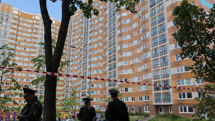 Workers repair damage on the roof of a multi-storey apartment block following a reported drone attack in Moscow, Russia, May 30, 2023. REUTERS/Maxim Shemetov     TPX IMAGES OF THE DAY