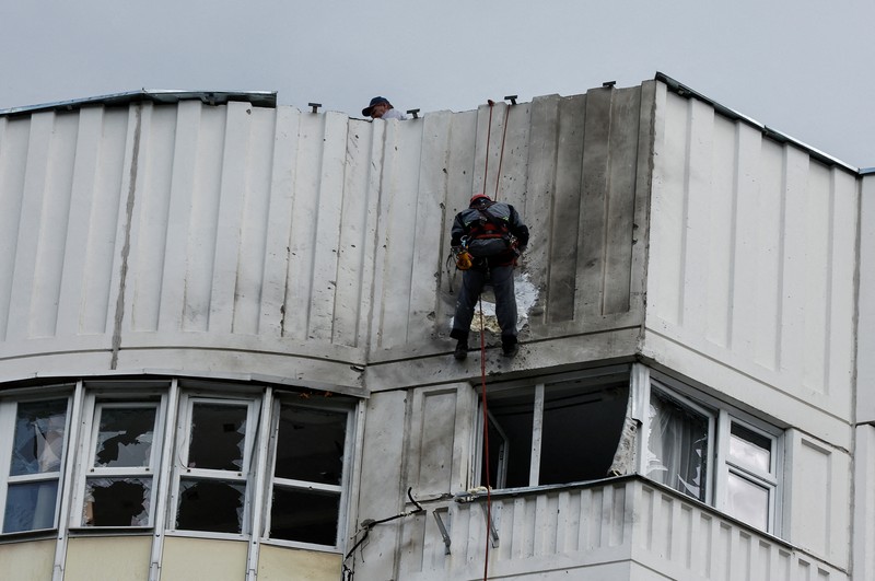 Workers repair damage on the roof of a multi-storey apartment block following a reported drone attack in Moscow, Russia, May 30, 2023. REUTERS/Maxim Shemetov     TPX IMAGES OF THE DAY