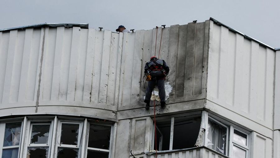 Workers repair damage on the roof of a multi-storey apartment block following a reported drone attack in Moscow, Russia, May 30, 2023. REUTERS/Maxim Shemetov     TPX IMAGES OF THE DAY
