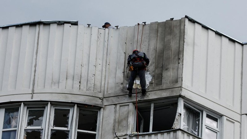 Workers repair damage on the roof of a multi-storey apartment block following a reported drone attack in Moscow, Russia, May 30, 2023. REUTERS/Maxim Shemetov     TPX IMAGES OF THE DAY