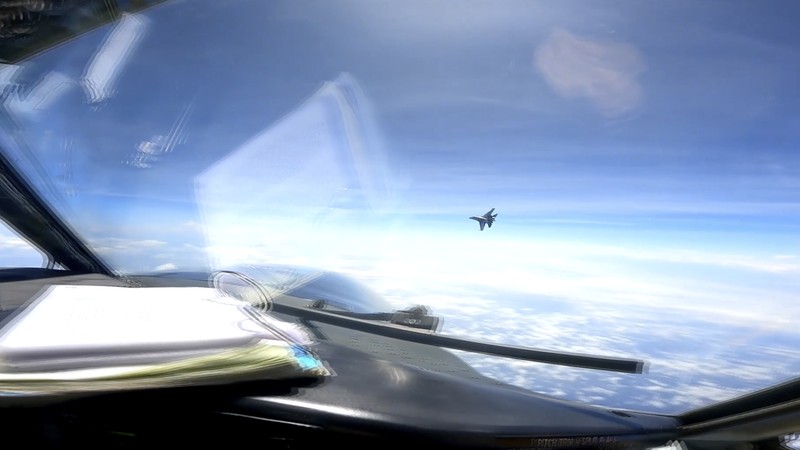 United States China Jets Intercept Dalam gambar dari video yang disediakan oleh Angkatan Laut AS ini, sebuah pesawat tempur J-16 China terbang dengan agresif di dekat pesawat RC-135 AS yang terbang di wilayah udara internasional di atas Laut China Selatan pada Jumat, 26 Mei 2023. (U.S. Navy via AP)