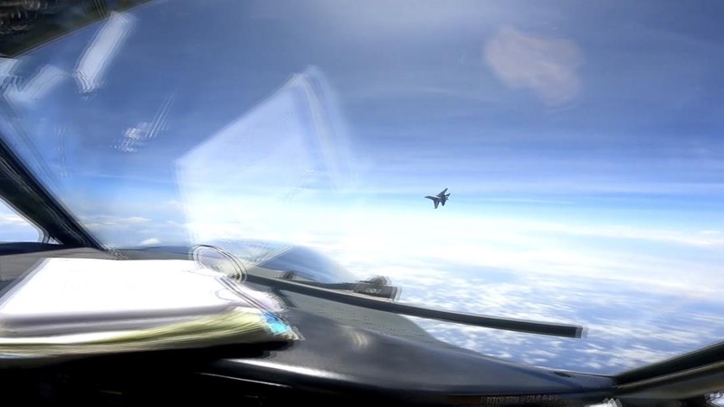 Dalam gambar dari video yang disediakan oleh Angkatan Laut AS ini, sebuah pesawat tempur J-16 China terbang dengan agresif di dekat pesawat RC-135 AS yang terbang di wilayah udara internasional di atas Laut China Selatan pada Jumat, 26 Mei 2023. (U.S. Navy via AP)