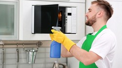 7 Langkah Mudah Bersihkan Microwave di Dapur