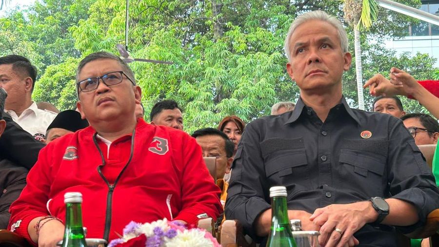 Ganjar Pranowo dan Hasto Kristiyanto di peresmian rumah relawan nasional Ganjar Pranowo Presiden 2024. (Dok. PDIP)