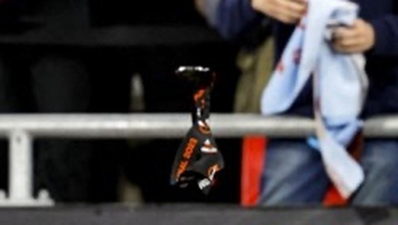 Pelatih AS Roma, Jose Mourinho meninggalkan lapangan usai timnya mengalami kekalahan. Pelatih AS Roma, Jose Mourinho meninggalkan lapangan usai timnya mengalami kekalahan. (REUTERS/Marton Monus)