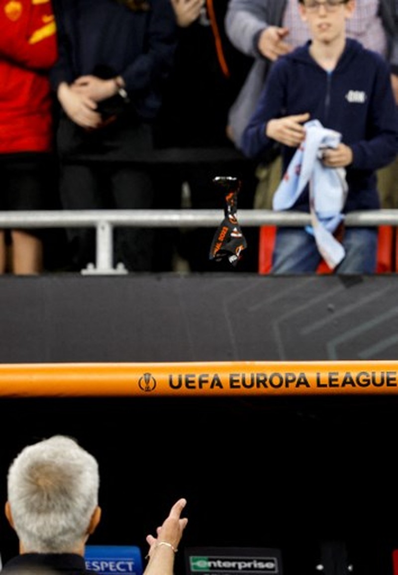 Pelatih AS Roma, Jose Mourinho meninggalkan lapangan usai timnya mengalami kekalahan. (REUTERS/Marton Monus)