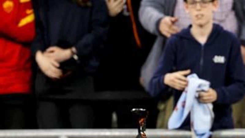 Pelatih AS Roma, Jose Mourinho meninggalkan lapangan usai timnya mengalami kekalahan. (REUTERS/Marton Monus)