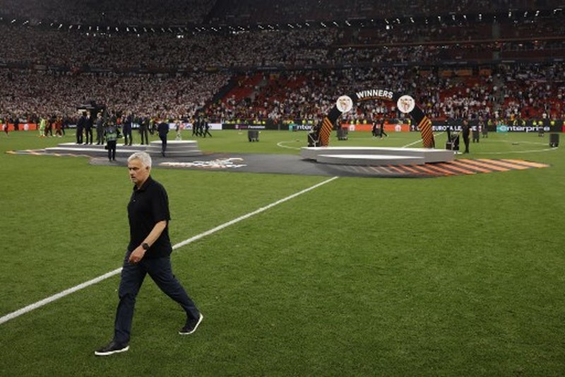 Pelatih AS Roma, Jose Mourinho meninggalkan lapangan usai timnya mengalami kekalahan. Pelatih AS Roma, Jose Mourinho meninggalkan lapangan usai timnya mengalami kekalahan. (REUTERS/Marton Monus)
