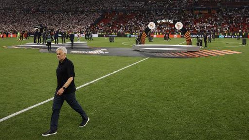 Pelatih AS Roma, Jose Mourinho meninggalkan lapangan usai timnya mengalami kekalahan. (REUTERS/Marton Monus)