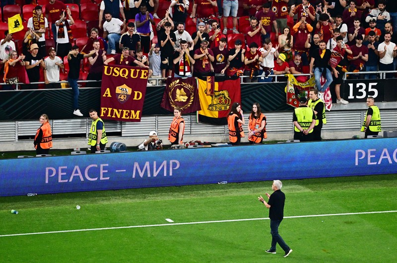 Pelatih AS Roma, Jose Mourinho meninggalkan lapangan usai timnya mengalami kekalahan. Pelatih AS Roma, Jose Mourinho meninggalkan lapangan usai timnya mengalami kekalahan. (REUTERS/Marton Monus)