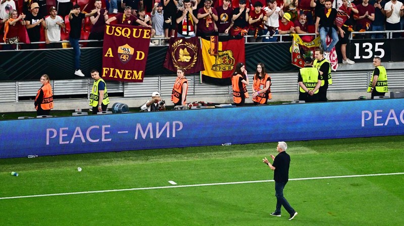 Pelatih AS Roma, Jose Mourinho meninggalkan lapangan usai timnya mengalami kekalahan. (REUTERS/Marton Monus)
