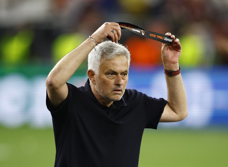 Pelatih AS Roma, Jose Mourinho meninggalkan lapangan usai timnya mengalami kekalahan. Pelatih AS Roma, Jose Mourinho meninggalkan lapangan usai timnya mengalami kekalahan. (REUTERS/Marton Monus)